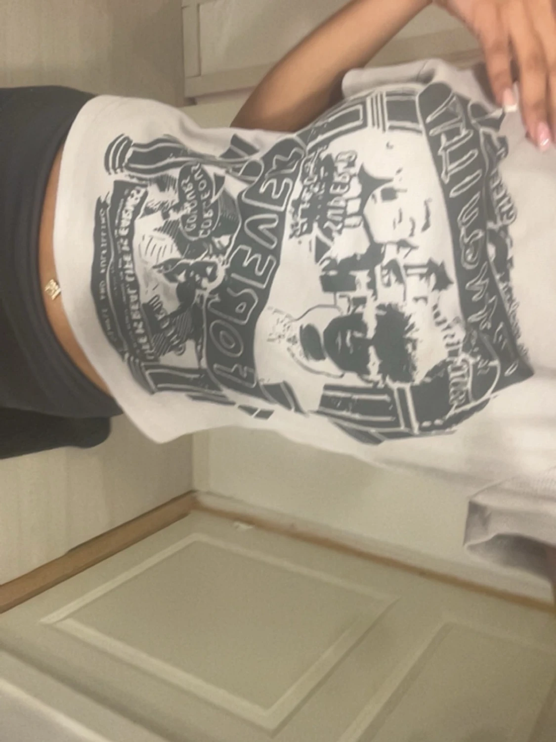 Ljusgrå t-shirt med mörkgrå tryck - 1