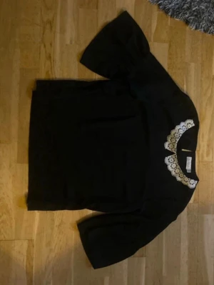 Svart blus med spetskrage - Super fin topp, spetsen i halskragen är så fin! 