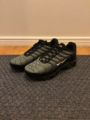 NIKE tn skor grön - Mängdrabatt finns! Ju fler plagg du köper, desto bättre pris kan jag ge!