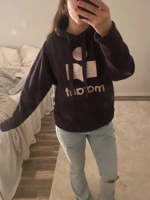isabel marant hoddie  - Säljer en mörk lila Isabel marant hoddie, nästan helt ny men kommer inte till användning!!💗