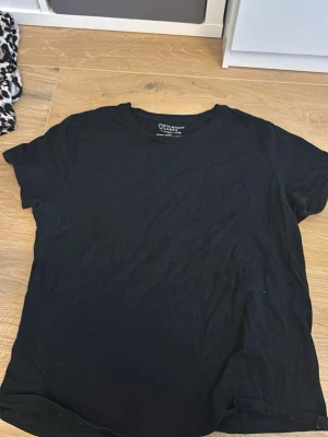 Svart basic t-shirt från primark - En enkel svart t-shirt från Primark med rund hals och korta ärmar. Tillverkad i mjuk bomull för en bekväm känsla. Perfekt att matcha med jeans eller shorts för en clean och avslappnad stil.