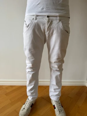Dondup jeans - Säljer ett par Dondup jeans i storlek W33. Modellen är ca 180cm. Nypris är ca 3000kr. Hör av dig vid funderingar!