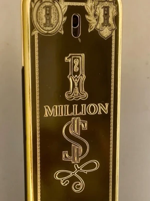 Paco Rabanne 1 Million $ Limited Edition 2015 - Nu har du chansen att köpa en äkta 1 Million $ Limited Edition från 2015 – en av de mest eftertraktade versionerna av klassikern från Paco Rabanne.     ✨ 100 ml flaska  ✨ Ca 80% kvar  ✨ Limited Edition (svår att få tag på idag)  ✨ Samlarobjekt     Denna version är känd för sin unika design och är en riktig favorit bland samlare och parfymälskare. Perfekt för dig som vill ha något exklusivt och annorlunda.     Seriösa köpare hör av sig. när annonsen är sold är den sold