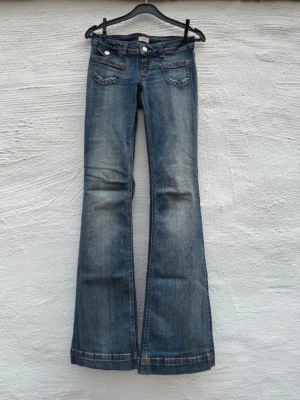 Jeans Nelly  - Blå jeans från Nelly i storlek 34. Har bara används ett par gånger och är lite söndriga längst ner men inget man tänker på och går att sy upp. Pris kan diskuteras💕köpta för 700kr