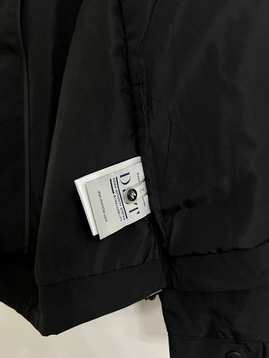 Moncler windbreaker i svart  M - 6