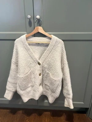 Vit mysig kofta, Zara💕💕 - Säljer denna vita mysiga kofta ifrån Zara. Skriv vid frågor/fler bilder osv💕