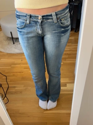 Ljusblå bootcut jeans - Säljer ett par ljusblå bootcut jeans i storlek 34, knappt använda! 