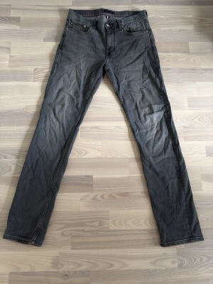 Grå jeans från Tommy Hilfiger - Tommy Hilfiger Jeans i storlek 29/32 i bra skick 