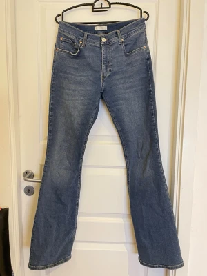 Blåa Gina tricot jeans💕 - Ett par Gina tricot - perfekt jeans. Lite slitna längst ner💗