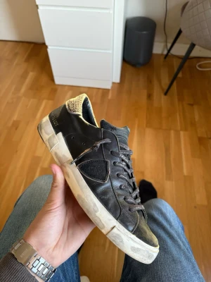 Svarta Philippe Model sneakers - Svarta låga sneakers från Philippe Model bra skick och lätt att styla med, priset går att diskuteras vid snabb och smidig affär.