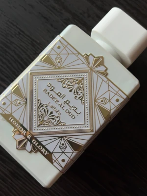 Lattafa - Badee Al Oud Honor & Glory 100ml - Söt och kryddig unisex parfym från Lattafa. Så gott som oanvänd och i princip nyskick. OBS! Alla mina parfymer förvaras i ett svalt rum borta från solljus! 