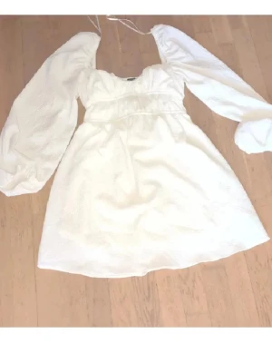 Klänning  - Din till skolavslutningen/student. Storlek S. Bershka.