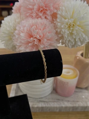 Guld Cordell Armband - Armbandet är helt nytt och har aldrig varit använd. Rostfritt stål färgen går inte bort. Den är även justerbar så du kan justera den efter din storlek på armen.