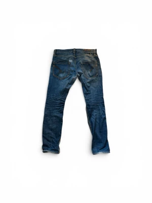 Dondup jeans - Ett par riktigt najs dondup jeans i sjukt snygg tvätt. De är rätt slitna på vissa sätt vilket är varför de är så billiga. Men trots det är de sjukt snygga! Storlek 33!