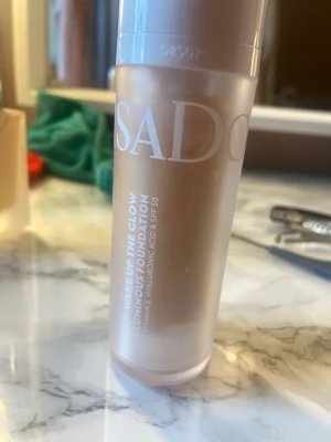 IsaDora Luminous Foundation 3N - IsaDora Wake Up The Glow Luminous Foundation i nyansen 3N. Kommer i en frostad glasflaska med pump och vit kork. Innehåller vitamin E, hyaluronsyra och har SPF 50. Ger en naturlig, fräsch finish och passar dig som vill ha glow.