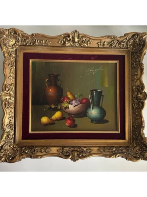 Salvatore Langella - Oljemålning med fruktskål i guldram, 40x36cm - Underbar tavla målad av erkände italienske konstnären Salvatore Langella (f. 1911) som är uppskattad världen över för sina välgjorda stilleben, här ett med härliga frukter och vaser. Olja på duk / pannå men detaljrik stiliserad guldfärgad ram, ca 40x36cm. Ett välgjort stycke europeisk konsthistoria. Mycket gott skick. 