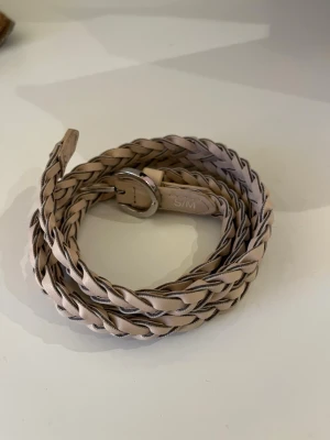 Flätat skärp - Beige flätat bälte med silverspänne. 💞💞