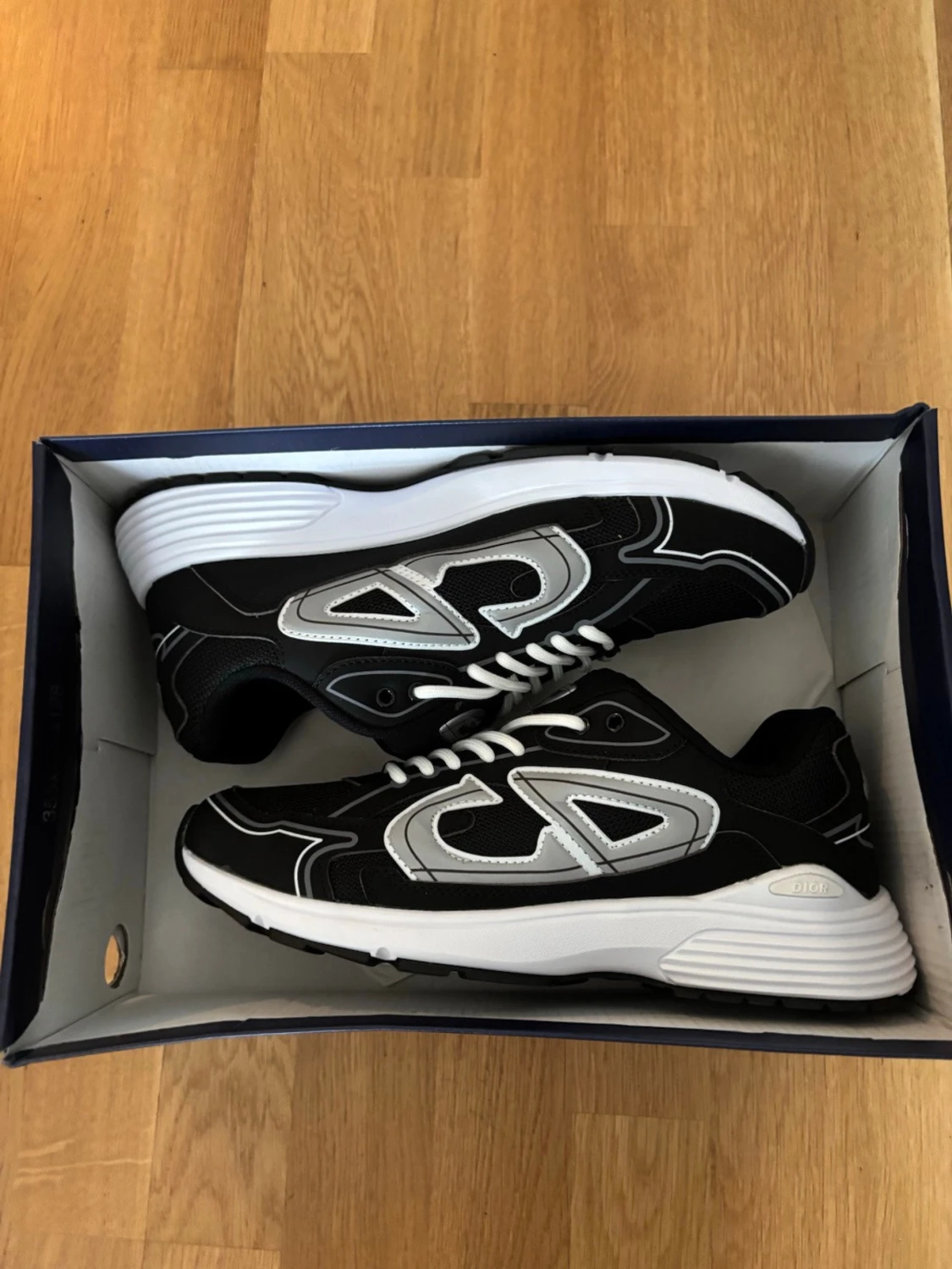 Svarta sneakers med vita detaljer