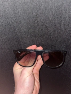 Ray band boyfriend - Ray band boyfriend köpta på synsam kvitto finns, bra kvalitet varsamt använda och förvarade i fodral. Färger är svart.