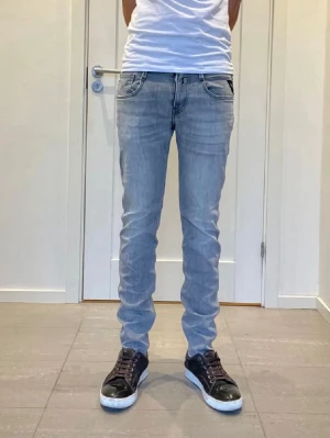 Replay anbass - Säljer nu dessa feta replay anbass jeans i storlek 30/32. Skriv för frågor/funderingar🙌
