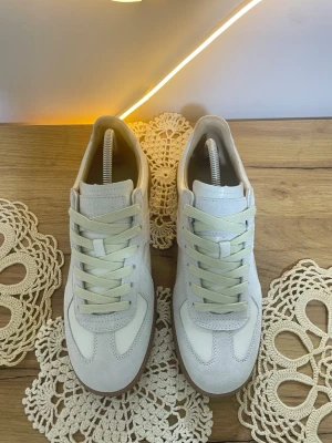 Vita Maison margiela - Helt nya vit/gråa Maison Margiela-skor, oanvända och i toppskick. Storlek [43]. Säljes för [1899]. Hör av dig om du vill ha fler bilder eller mer info!🥂 