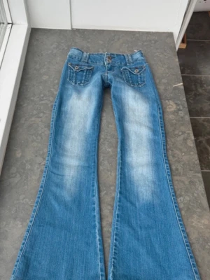 Lågmidjade blå jeans - Jätte snygga jeans med as najs detaljer, midjemåttet är 33cm men den är stretchiga!! Innerbenslängden är 80 cm💕🙏