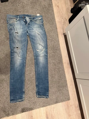 Dondup Jeans  - Säljer nu mina schyssta Dondup jeans på grund av att dem börjar bli för små hör av er vid intresse. Priset är inte hugget i sten.  