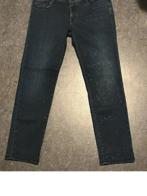 Mörkblå jeans med strassdetaljer - Hej säljer ett par Jacob Cohën jeans med storlek 33
