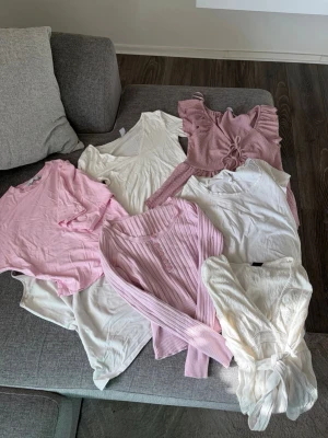 🌸 KLÄDPAKET XS–S | Rosa & vita toppar/blusar 🌸 - Säljer ett fint klädpaket med totalt 7 plagg i ljusa rosa och vita toner. Perfekt till vår och sommar! ☀️🌷  ✨ Innehåller:  * Rosa ribbad långärmad tröja * Rosa topp med knytning * Ljusrosa t-shirt * Vitt linne från Hollister (märkt M men sitter som S) * Vit omlottblus med knytning * Vit t-shirt * Vit topp med v-ringning.                                        🛍️ Kan även säljas separat vid intresse.  📸 Jag skickar gärna fler bilder, närbilder, mått eller bilder på plaggen på om det önskas!