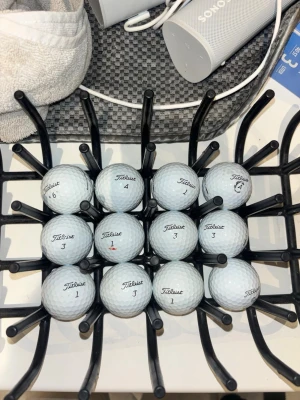 12 pack proV1 - Säljer ett set med 12 vita golfbollar från Titleist. PRO v1.