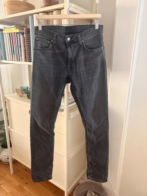 Nudie jeans  - Snygga slim jeans ifrån nudie i perfekt nytt skick använda fåtal gånger. Jeansen är grå svarta. Hör av dig vid frågor eller funderingar!