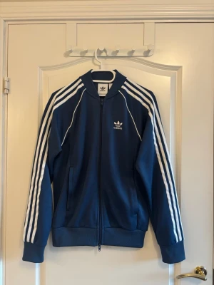 Adidas Kofta XS - Mängdrabatt finns! Ju fler plagg du köper, desto bättre pris kan jag ge