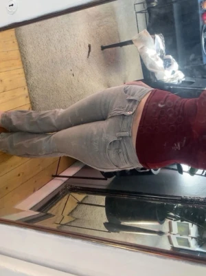 Grå bootcut jeans med låg midja - Säljer mina gråa Gina jeans. Det är helt nya och aldrig använt de, köpte dom i sista sekund vilket bidrog till att jag köpte ett utan att testa o gilla inte hur de satt. Låg midja. Passar även som storlek M. KAN SÄNKA PRIS VID SNABB AFFÄR