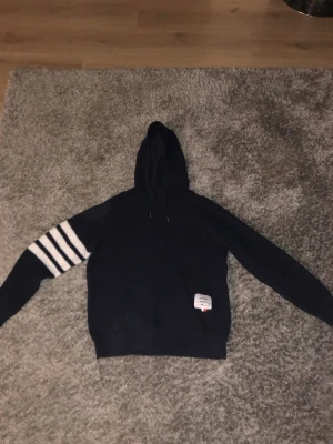 Thom browne hoodie - Hoodie från thom browne som är i väldigt bra skick för ett bra pris