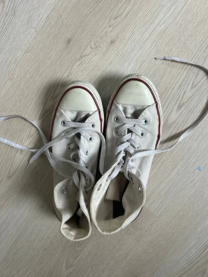 Converse vita  - Coola vita converse. Absolut slitna men fortfarande coola och användbara 🥰