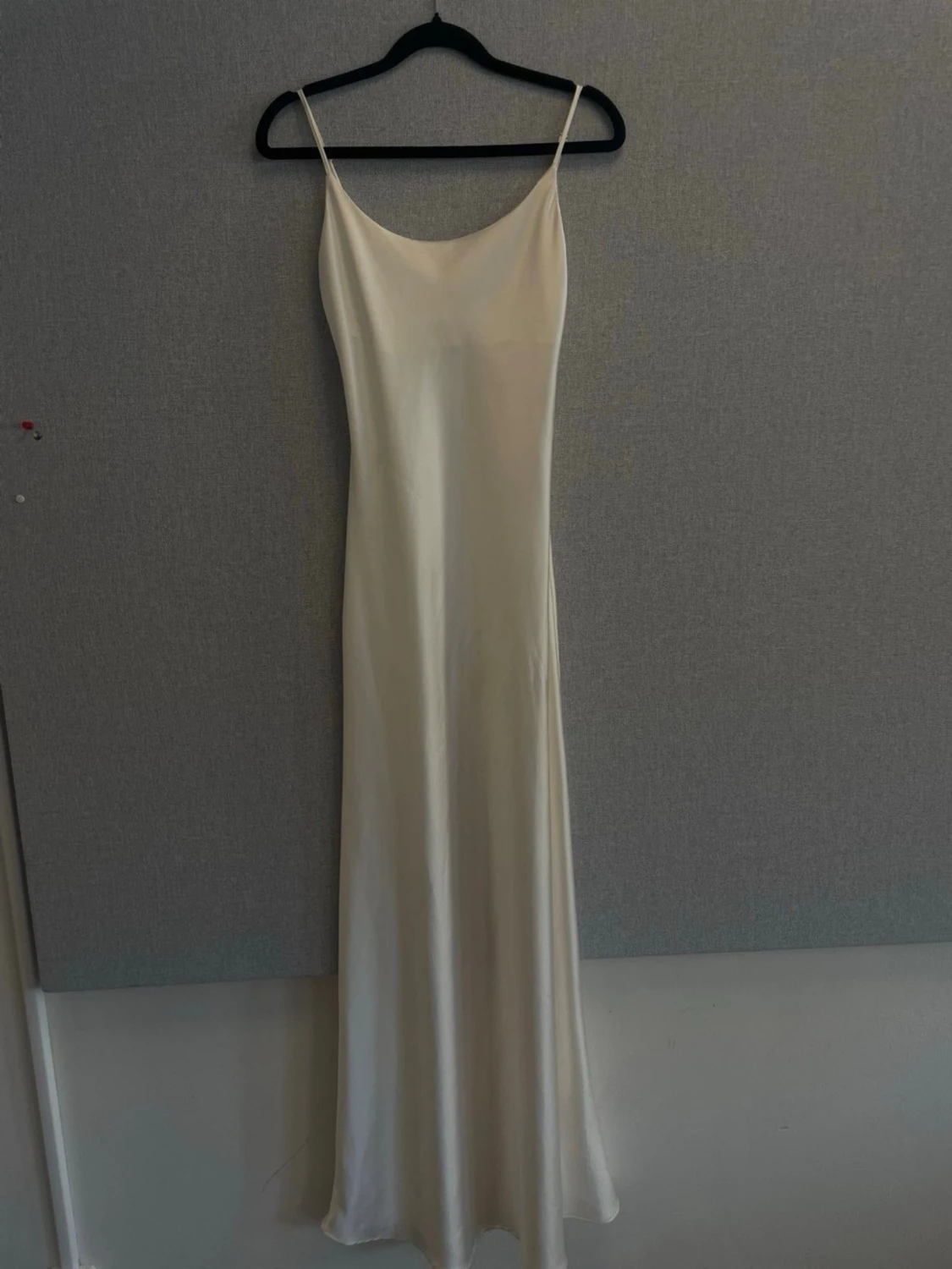 Lång vit satinklänning med tunna band