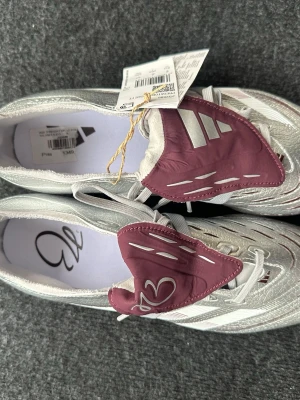 Adidas Predator Elite Fold-Over Tongue FG Jude Bellingham - Säljer ett par helt nya skor jättefina, aldrig använda 