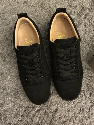 Christian Louboutin sneakers - Hej jag säljer dessa Christian Louboutins i svart mocka, dem är i storlek 42 och endast använda två gånger!!! dem kom ej till användning så därför säljer jag dem. Dem är identiska till äkta, papper och skolåda medföljer. Kom med frågor!! 🔥