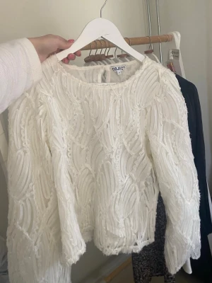 Vit strukturerad tröja från Object - Säljer en vit tröja från Object aldrig använd💕
