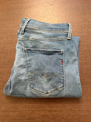 Blå Anbass jeans - Ett par Replay anbass jeans i strl L34 W34 i bra skick, skriv för fler frågor och funderingar 👍