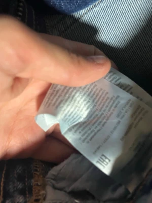 Ljusblå jeans från ONLY - Säljer ett par klassiska ljusblå jeans från ONLY med raka ben och snygga kontrastsömmar. Jeansen har en tidlös tvätt och är tillverkade i ett mjukt och slitstarkt denimtyg. Perfekta för dig som vill ha en clean och enkel look.