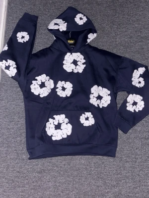 Denim Tears mörk blå Hoodie - Helt oanvänd Denim Tears Hoodie! Storlek M men passar även L då den är baggy. Vid frågor eller liknande är de ba att höra av er! 