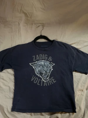 Mörkblå  Zadig & Voltaire t-shirt - Tröjan är i mycket bra skick trots att glitter paljetterna på tröjan lossnat