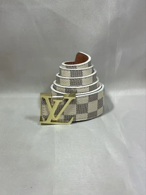 Bälte  - Ett väldigt fint bälte L. V rutigt. Vid mer frågor eller bilder är det bara att skriva!