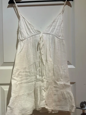 Miniklänning  - Säljer denna söta klänning då jag inte kommer använda den mer, den har en väldigt liten fläck längst ner på klänningen som inte går bort - men i övrigt mycket fint skick. Den är från Zara.  Nypris: 379kr  Storlek: S (passar även xs)