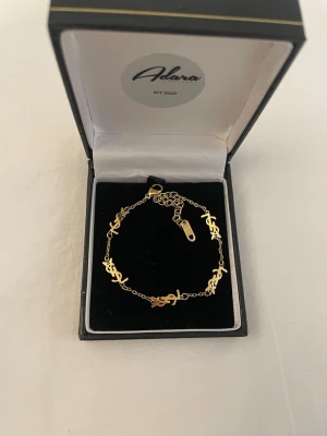 Guldpläterad armband - Rostfrittstål och guldpläterad, helt ny oanvänd. Boxen på bilden ingår ej 🌸