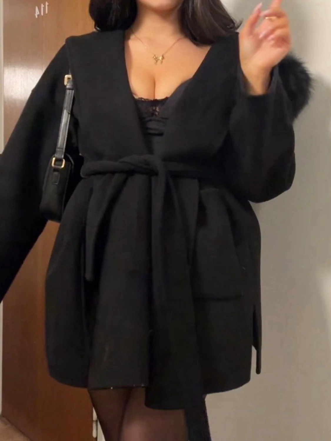 Svart kappa med fuskpälsdetaljer - 1