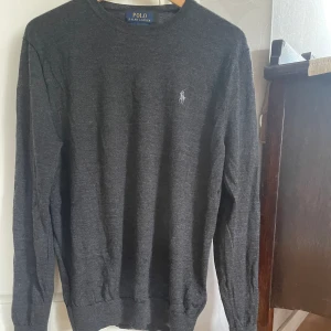 Ralph lauren stickad tröja  - Bra skick förutom ett litet hål vid sidan av tröjan som är lagat så det inte syns vid användning.  