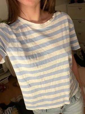 Kortärmad randig teöja - Kortärmad randig tröja blå vit från hm i storlek S 