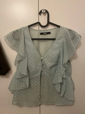 Topp med volanger  - Färgen syns bäst på andra bilden